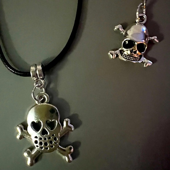 Skull & Crossbones Necklace - Picture 2 of 3